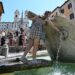 ROMA, Seorang wanita menyejukkan diri dengan air saat cuaca panas di air mancur Barcaccia di Roma, Italia, pada 17 Juni 2022. (Xinhua/Alberto Lingria)