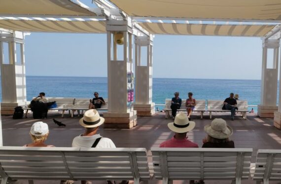 NICE, Sejumlah orang menghabiskan waktu di tepi laut di Nice, Prancis selatan, pada 17 Juni 2022. Sebagian wilayah Prancis baru-baru ini mengalami gelombang panas. (Xinhua/Serge Haouzi)