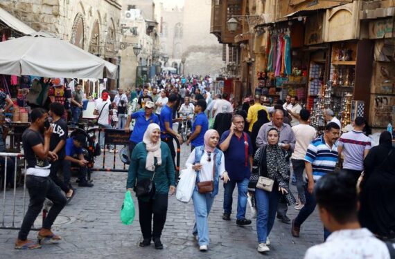 KAIRO, Sejumlah orang mengunjungi Jalan Muizz di Kairo, Mesir, pada 17 Juni 2022. Mesir pada Kamis (16/6) mencabut semua larangan masuk yang berkaitan dengan COVID-19, baik bagi pelancong asal Mesir maupun luar negeri. (Xinhua/Ahmed Gomaa)