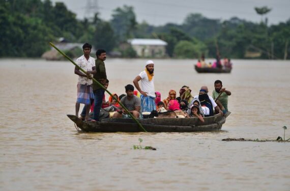 HOJAI, Penduduk desa mengungsi dari daerah yang terdampak banjir ke tempat yang lebih aman di Distrik Hojai di Negara Bagian Assam, India timur laut, pada 18 Juni 2022. Banjir di dua negara bagian India timur laut, Assam dan Meghalaya, telah menewaskan 32 orang dalam dua hari terakhir, kata para pejabat pada Sabtu (18/6). (Xinhua/Str)