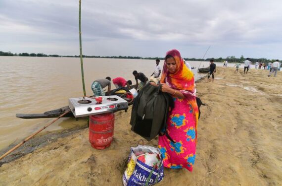 HOJAI, Penduduk desa yang terdampak banjir tiba di tempat yang lebih aman dengan menggunakan perahu di Distrik Hojai di Negara Bagian Assam, India timur laut, pada 18 Juni 2022. Banjir di dua negara bagian India timur laut, Assam dan Meghalaya, telah menewaskan 32 orang dalam dua hari terakhir, kata para pejabat pada Sabtu (18/6). (Xinhua/Str)