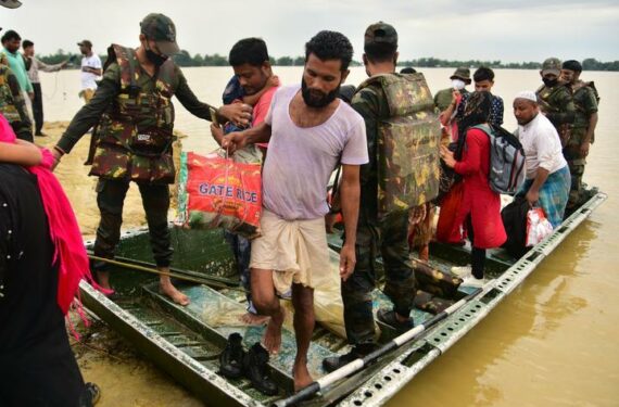 HOJAI, Tim penyelamat mengevakuasi penduduk desa yang terdampak banjir di Distrik Hojai di Negara Bagian Assam, India timur laut, pada 18 Juni 2022. Banjir di dua negara bagian India timur laut, Assam dan Meghalaya, telah menewaskan 32 orang dalam dua hari terakhir, kata para pejabat pada Sabtu (18/6). (Xinhua/Str)