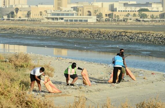 KEGUBERNURAN AL-ASIMAH, Sejumlah sukarelawan berpartisipasi dalam kampanye pembersihan pantai di Kegubernuran Al-Asimah, Kuwait, pada 18 Juni 2022. (Xinhua/Asad)
