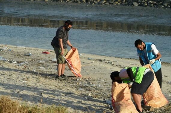 KEGUBERNURAN AL-ASIMAH, Sejumlah sukarelawan berpartisipasi dalam kampanye pembersihan pantai di Kegubernuran Al-Asimah, Kuwait, pada 18 Juni 2022. (Xinhua/Asad)
