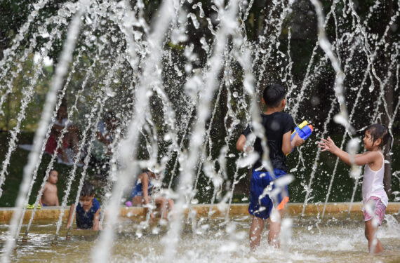 MADRID, Anak-anak bermain di kolam air mancur di sebuah taman saat gelombang panas melanda Madrid, ibu kota Spanyol, pada 18 Juni 2022. (Xinhua/Gustavo Valiente)