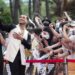 SEOUL, Aktor Greg Tarzan Davis berswafoto bersama para penggemar film di karpet merah untuk mempromosikan film terbarunya "Top Gun: Maverick" di Seoul, Korea Selatan (Korsel), pada 19 Juni 2022. Film tersebut akan ditayangkan di bioskop-bioskop Korsel mulai 22 Juni. (Xinhua/James Lee)