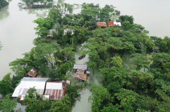 SYLHET, Foto dari udara yang diabadikan pada 19 Juni 2022 ini menunjukkan daerah yang terdampak banjir di Sylhet, Bangladesh. Hampir separuh wilayah Bangladesh masih berada dalam cengkeraman banjir dahsyat pada Sabtu (18/6), saat jutaan orang terjebak atau kehilangan tempat tinggal di dataran rendah bagian timur laut negara itu. (Xinhua)