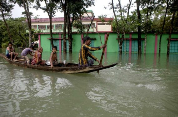 SYLHET, Sejumlah orang berpindah dari daerah yang terkena banjir ke tempat yang aman dengan perahu di Sylhet, Bangladesh, pada 19 Juni 2022. Hampir separuh wilayah Bangladesh masih berada dalam cengkeraman banjir dahsyat pada Sabtu (18/6), saat jutaan orang terjebak atau kehilangan tempat tinggal di dataran rendah bagian timur laut negara itu. (Xinhua)