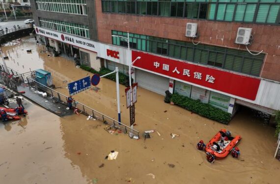 JIAN'OU, Foto dari udara yang diabadikan pada 19 Juni 2022 ini menunjukkan tim penyelamat sedang mengevakuasi sejumlah orang yang terjebak banjir di Kota Jian'ou, Provinsi Fujian, China tenggara. Hujan lebat melanda Kota Jian'ou dalam beberapa hari terakhir, mengakibatkan banjir dan genangan air. (Xinhua/Huang Jiemin)