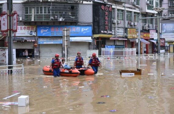 JIAN'OU, Tim penyelamat mengevakuasi sejumlah orang yang terjebak banjir di Kota Jian'ou, Provinsi Fujian, China tenggara, pada 19 Juni 2022. Hujan lebat melanda Kota Jian'ou dalam beberapa hari terakhir, mengakibatkan banjir dan genangan air. (Xinhua/Huang Jiemin)