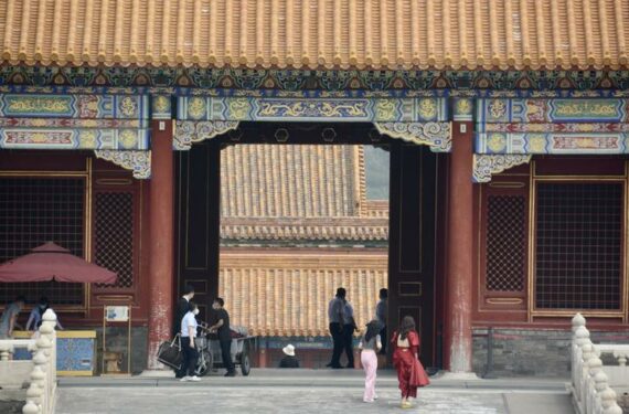 BEIJING, Sejumlah orang mengunjungi Museum Istana, yang juga dikenal sebagai Kota Terlarang, di Beijing, ibu kota China, pada 19 Juni 2022. Seiring dengan membaiknya situasi epidemi di kota itu, jumlah pengunjung Museum Istana di Beijing pun berangsur-angsur meningkat. (Xinhua/Li Xin)