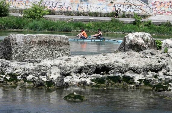 ROMA, Sejumlah orang mendayung perahu di Sungai Tiber yang memiliki ketinggian air yang rendah di Roma, Italia, pada 19 Juni 2022. Gelombang panas melanda Italia pekan ini, memicu keadaan darurat di setidaknya empat kota dan risiko kekeringan pada separuh produksi pertanian di wilayah utara negara itu. (Xinhua/Alberto Lingria)