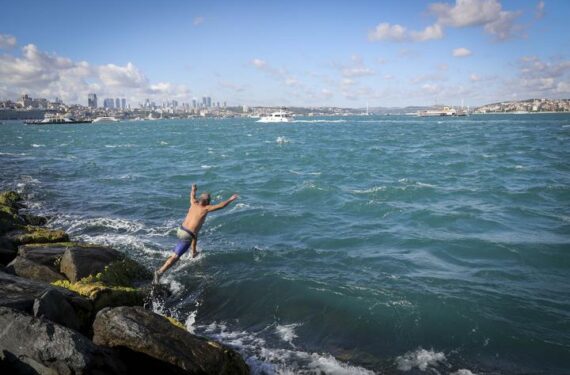 ISTANBUL, Seorang pria melompat ke Selat Bosphorus di Istanbul, Turki, pada 18 Juni 2022. (Xinhua/Unal Cam)
