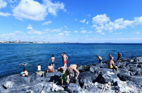 ISTANBUL, Sejumlah orang datang untuk berenang di Selat Bosphorus di Istanbul, Turki, pada 18 Juni 2022. (Xinhua/Unal Cam)