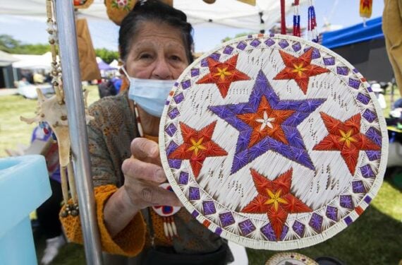 TORONTO, Seorang perajin menunjukkan sebuah boks bulu landak dalam Festival Seni Pribumi di Toronto, Kanada, pada 19 Juni 2022. Acara itu digelar di Toronto dari 18 hingga 19 Juni untuk merayakan Bulan Sejarah Pribumi Nasional. (Xinhua/Zou Zheng)