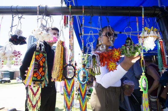 TORONTO, Sejumlah orang melihat-lihat berbagai produk kerajinan tangan dalam Festival Seni Pribumi di Toronto, Kanada, pada 19 Juni 2022. Acara itu digelar di Toronto dari 18 hingga 19 Juni untuk merayakan Bulan Sejarah Pribumi Nasional. (Xinhua/Zou Zheng)