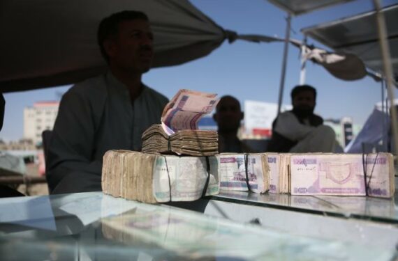 KABUL, Sejumlah dealer Afghanistan menunggu pelanggan di sebuah pasar penukaran uang di Kabul, Afghanistan, pada 19 Juni 2022. Bank sentral Afghanistan, Da Afghanistan Bank (DAB), pada Minggu (19/6) mengatakan pihaknya akan menyuntikkan tambahan 12 juta dolar AS (1 dolar AS = Rp14.828) ke pasar setempat untuk meningkatkan mata uang nasional afghani. (Xinhua/Saifurahman Safi)