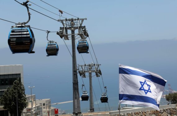 HAIFA, Foto yang diabadikan pada 19 Juni 2022 ini memperlihatkan kereta gantung di Kota Haifa, Israel utara, pada 19 Juni 2022. (Xinhua/Gil Cohen Magen)