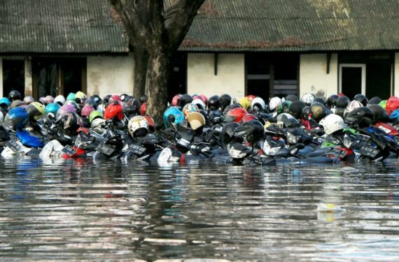 SEMARANG, Deretan sepeda motor terendam genangan banjir yang dipicu oleh tingginya air pasang laut di Pelabuhan Tanjung Emas di pesisir Semarang, Provinsi Jawa Tengah, pada 20 Juni 2022. (Xinhua/Rahman Indra)