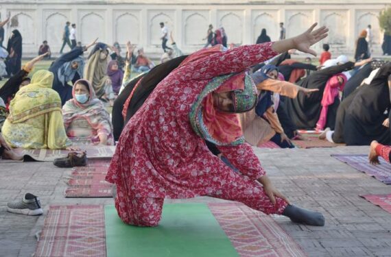 LAHORE, Sejumlah peserta ambil bagian dalam pergelaran yoga di Lahore, Pakistan, pada 20 Juni 2022. Hari Yoga Internasional diperingati setiap tanggal 21 Juni. (Xinhua/Sajjad)