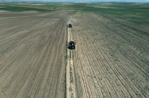 ANKARA, Foto dari udara yang diabadikan pada 20 Juni 2022 ini menunjukkan sejumlah petani mengemudikan traktor di sebuah ladang di Ankara, Turki. (Xinhua/Mustafa Kaya)
