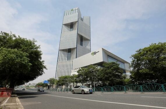 SHANGHAI, Foto yang diabadikan pada 17 Juni 2022 ini menunjukkan gedung kantor pusat New Development Bank (NDB), yang juga dikenal sebagai bank BRICS, di Shanghai, China timur. (Xinhua/Fang Zhe)