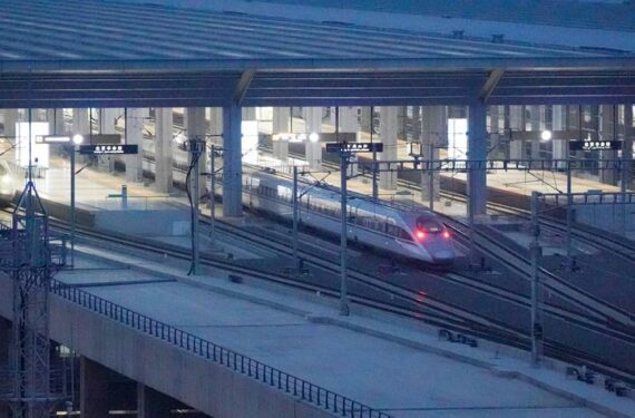BEIJING, Stasiun Kereta Fengtai Beijing terlihat di Beijing, ibu kota China, pada 20 Juni 2022. Pusat jalur kereta penumpang terbesar di Asia tersebut mulai beroperasi pada Senin (20/6) di Beijing, dengan proyek rekonstruksi selama empat tahun telah mengembuskan kehidupan baru bagi stasiun kereta tertua di ibu kota China itu. Memiliki area lantai dengan luas kotor hampir 400.000 meter persegi, atau setara 56 lapangan sepak bola standar, Stasiun Kereta Fengtai Beijing memiliki 32 jalur rel dan 32 peron serta mampu mengakomodasi maksimal 14.000 penumpang per jam. (Xinhua/Xing Guangli)