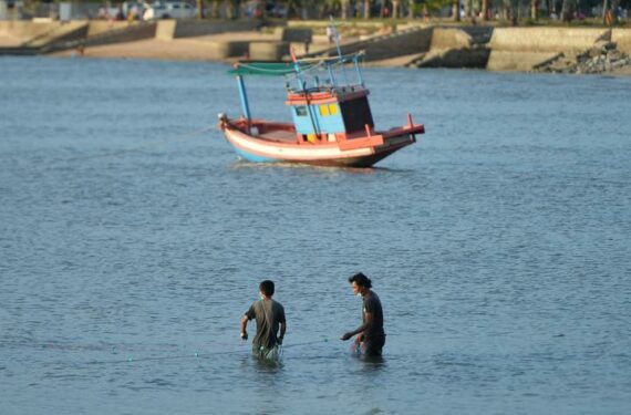 CHONBURI, Sejumlah nelayan terlihat di laut di Chonburi, Thailand, pada 19 Juni 2022. (Xinhua/Rachen Sageamsak)