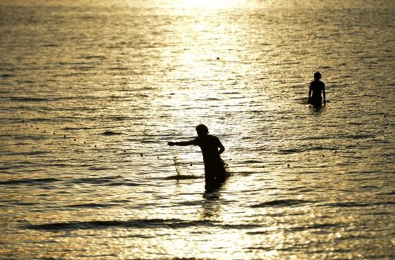 CHONBURI, Sejumlah nelayan terlihat di laut di Chonburi, Thailand, pada 19 Juni 2022. (Xinhua/Rachen Sageamsak)