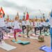 VLADIVOSTOK, Sejumlah orang berlatih Yoga saat Hari Yoga Internasional di pusat kota Vladivostok, Rusia, pada 21 Juni 2022. (Xinhua/Guo Feizhou)
