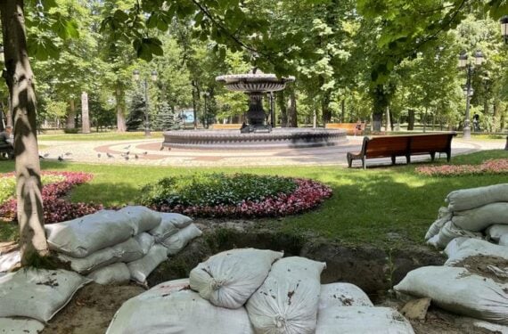 KIEV, Foto yang diabadikan pada 20 Juni 2022 ini menunjukkan lubang perlindungan di sebuah taman di Kiev, Ukraina. (Xinhua/Li Dongxu)