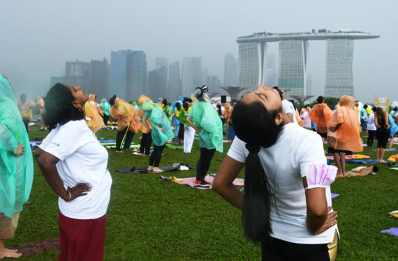 SINGAPURA, Para partisipan melakukan yoga dalam sebuah acara yang digelar untuk memperingati Hari Yoga Internasional di Marina Barrage Green Roof di Singapura pada 21 Juni 2022. (Xinhua/Then Chih Wey)