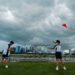 SINGAPURA, Dua orang anak menerbangkan layang-layang di sebuah rooftop garden di Marina Barrage, Singapura, pada 21 Juni 2022. (Xinhua/Then Chih Wey)