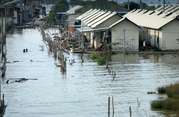 SEMARANG, Sejumlah anak berenang di genangan banjir akibat air pasang di kawasan permukiman Tambak Lorok di pesisir Semarang, Provinsi Jawa Tengah, pada 21 Juni 2022. (Xinhua/Rahman Indra)