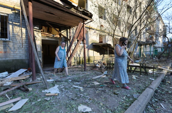DONETSK, Sejumlah orang berjalan keluar dari sebuah bangunan yang rusak di Donetsk pada 20 Juni 2022. (Xinhua/Victor)
