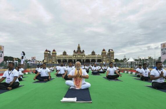 MYSURU, Perdana Menteri India Narendra Modi (depan) melakukan yoga bersama orang-orang pada Hari Yoga Internasional di Istana Mysuru di Mysuru, India, pada 21 Juni 2022. (Xinhua/UNI)