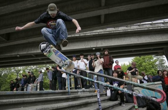 VANCOUVER, Seorang pemain skateboard melakukan trik dalam acara Go Skateboarding Day di Vancouver, British Columbia, Kanada, pada 21 Juni 2022. Para pemain skateboard beratraksi di jalanan Vancouver untuk merayakan acara tahunan Go Skateboarding Day, yang jatuh pada 21 Juni. (Xinhua/Liang Sen)
