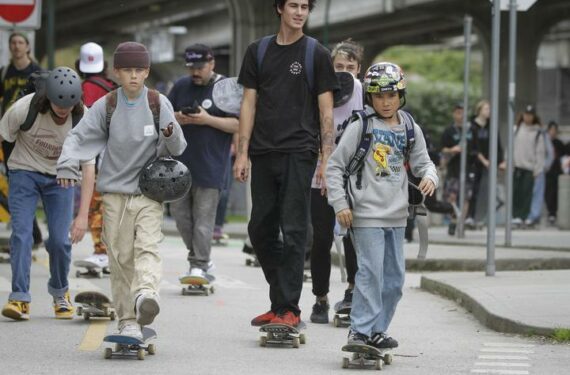 VANCOUVER, Sejumlah orang meluncur dengan papan skateboard di jalan dalam acara Go Skateboarding Day di Vancouver, British Columbia, Kanada, pada 21 Juni 2022. Para pemain skateboard beratraksi di jalanan Vancouver untuk merayakan acara tahunan Go Skateboarding Day, yang jatuh pada 21 Juni. (Xinhua/Liang Sen)