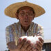 BUAN, Seorang pria menunjukkan kristal-kristal garam di sebuah kolam pembuatan garam laut di wilayah Buan, Provinsi Jeolla Utara, Korea Selatan, pada 21 Juni 2022. Terletak di kawasan pesisir, petak-petak kolam garam di wilayah tersebut masih mempertahankan praktik pembuatan garam tradisional. (Xinhua/Wang Yiliang)