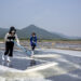BUAN, Sejumlah orang mendorong kristal-kristal garam dengan alat di sebuah kolam pembuatan garam laut di wilayah Buan, Provinsi Jeolla Utara, Korea Selatan, pada 21 Juni 2022. Terletak di kawasan pesisir, petak-petak kolam garam di wilayah tersebut masih mempertahankan praktik pembuatan garam tradisional. (Xinhua/Wang Yiliang)