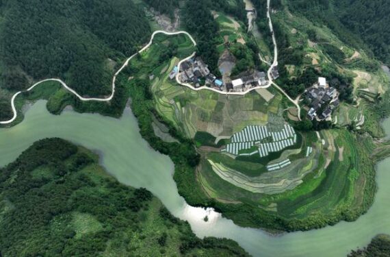 CENGONG, Foto dari udara yang diabadikan pada 21 Juni 2022 ini memperlihatkan pemandangan Waduk Xiaxi di wilayah Cengong, Prefektur Otonom Etnis Miao dan Dong Qiandongnan, Provinsi Guizhou, China barat daya. (Xinhua/Yang Ying)