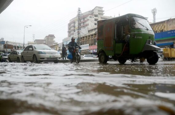 PESHAWAR, Sejumlah kendaraan melintas di jalan yang terendam banjir setelah guyuran hujan pramonsun di Peshawar, Pakistan, pada 21 Juni 2022. Hujan deras pramonsun baru-baru ini telah membawa bencana di sebagian wilayah Pakistan, menyebabkan sedikitnya 26 orang tewas dan beberapa lainnya terluka serta merusak infrastruktur dan tanaman pangan, kata sejumlah pejabat pemerintah pada Selasa (21/6). (Xinhua/Str)