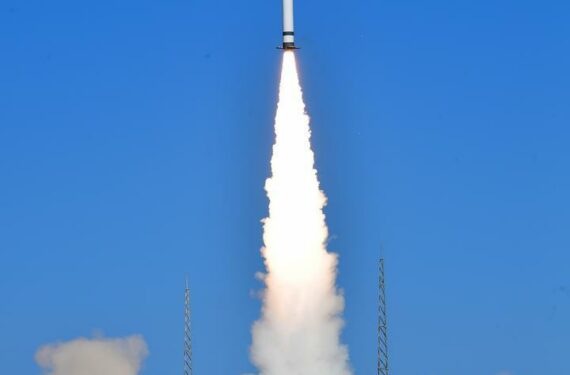 JIUQUAN, Sebuah roket pengangkut Kuaizhou-1A yang membawa satelit uji Tianxing-1 diluncurkan dari Pusat Peluncuran Satelit Jiuquan di China barat laut pada 22 Juni 2022. Satelit tersebut diluncurkan pada pukul 10.08 waktu Beijing (09.08 WIB) dan memasuki orbit yang direncanakan. Satelit ini digunakan terutama untuk berbagai eksperimen, seperti deteksi lingkungan luar angkasa. (Xinhua/Wang Jiangbo)