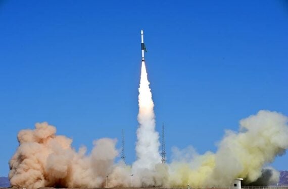 JIUQUAN, Sebuah roket pengangkut Kuaizhou-1A yang membawa satelit uji Tianxing-1 diluncurkan dari Pusat Peluncuran Satelit Jiuquan di China barat laut pada 22 Juni 2022. Satelit tersebut diluncurkan pada pukul 10.08 waktu Beijing (09.08 WIB) dan memasuki orbit yang direncanakan. Satelit ini digunakan terutama untuk berbagai eksperimen, seperti deteksi lingkungan luar angkasa. (Xinhua/Wang Jiangbo)