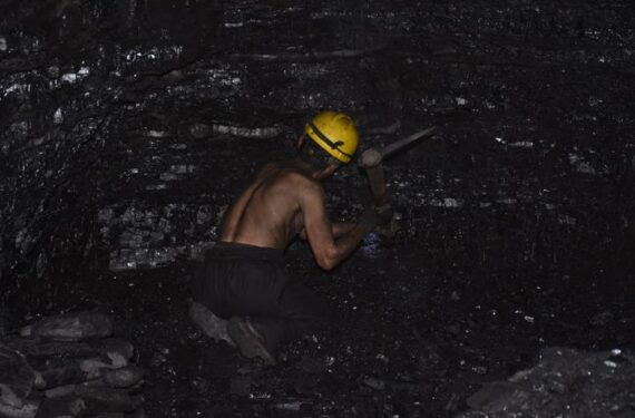 BAGHLAN, Foto yang diabadikan pada 20 Juni 2022 ini menunjukkan seorang pekerja di sebuah tambang batu bara di Provinsi Baghlan, Afghanistan. (Xinhua/Kawa Bashart)