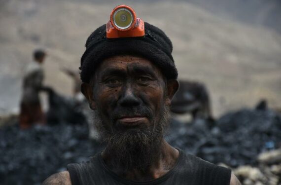 BAGHLAN, Foto yang diabadikan pada 20 Juni 2022 ini menunjukkan seorang pekerja di sebuah tambang batu bara di Provinsi Baghlan, Afghanistan. (Xinhua/Kawa Bashart)
