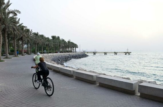 KUWAIT CITY, Orang-orang bersantai di sebuah pantai di Kuwait City, Kuwait, pada 21 Juni 2022. (Xinhua/Asad)