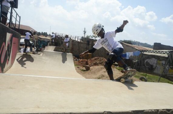 KAMPALA, Para pemain skateboard berpartisipasi dalam kompetisi skateboard saat merayakan acara tahunan Go Skateboarding Day di Kampala, Uganda, pada 21 Juni 2022. (Xinhua/Nicholas Kajoba)