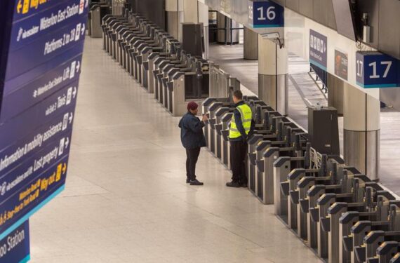 LONDON, Sejumlah orang tampak berbincang di dalam Stasiun Waterloo di London, Inggris, pada 21 Juni 2022. Buntunya pembicaraan terakhir antara serikat pekerja dan operator kereta api pada Senin (20/6) di London, membuat Serikat Pekerja Kereta Api, Maritim, dan Transportasi (Rail, Maritime and Transport/RMT) Inggris memberikan lampu hijau untuk aksi mogok terbesar para pekerja kereta api di negara itu dalam 30 tahun pada Selasa (21/6). Gangguan masif diperkirakan akan berdampak pada layanan kereta di Inggris, Skotlandia, dan Wales. (Xinhua/Tim Ireland)