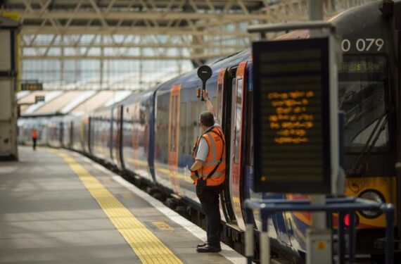 LONDON, Sebuah kereta bersiap meninggalkan Stasiun Waterloo di London, Inggris, pada 21 Juni 2022. Buntunya pembicaraan terakhir antara serikat pekerja dan operator kereta api pada Senin (20/6) di London, membuat Serikat Pekerja Kereta Api, Maritim, dan Transportasi (Rail, Maritime and Transport/RMT) Inggris memberikan lampu hijau untuk aksi mogok terbesar para pekerja kereta api di negara itu dalam 30 tahun pada Selasa (21/6). Gangguan masif diperkirakan akan berdampak pada layanan kereta di Inggris, Skotlandia, dan Wales. (Xinhua/Tim Ireland)